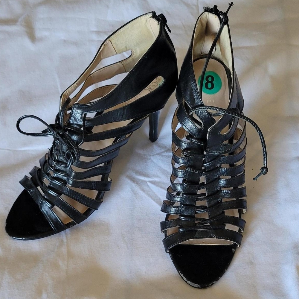 Size 8 Nine West lace up pumps